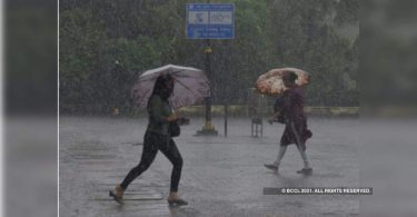 Heavy rain continues in Mumbai; The train runs too late
