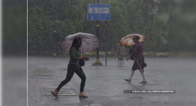 Heavy rain continues in Mumbai; The train runs too late