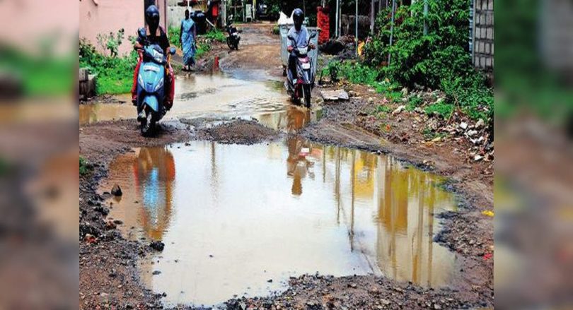 Rain appeared on a sad road in Chennai