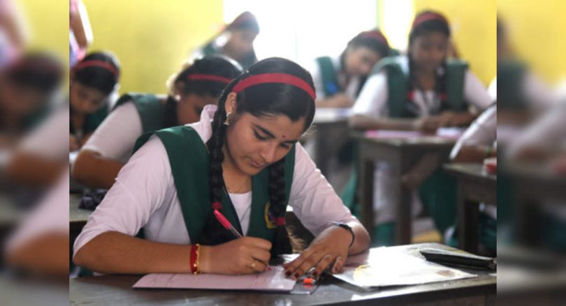Karnataka SSLC exam: Police help students to reach the exam center, win the heart