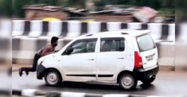 The man sticks to the hood in the case of a street anger, which was taken to 'go up' force 5 km