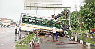 10 injured when the bus hits dividers on the NH-9, reversing
