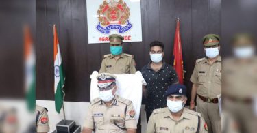 Robbery accused giving up on the police station