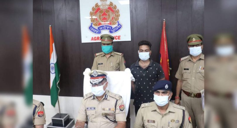 Robbery accused giving up on the police station