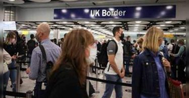 Report: England border officer to stop the Covid examination routine