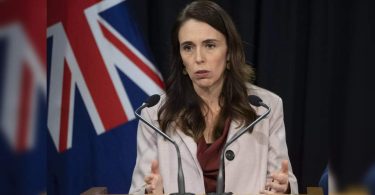 Covid: New Zealand suspends quarantine free journey with Australia