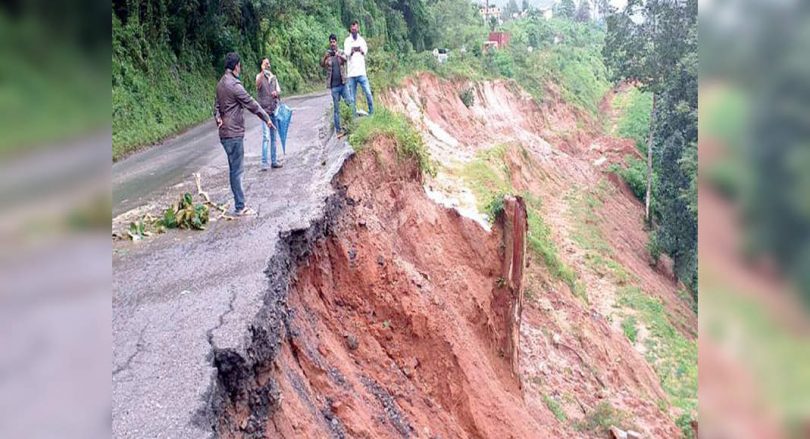 Karnataka: Two leaders of farmers die in an accident; Cave-in at NH-75 when Rain Panchers Malnad