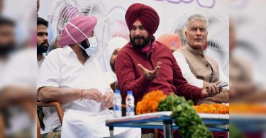 Sidhu bat on the front foot in the photo-op with cm amarinder