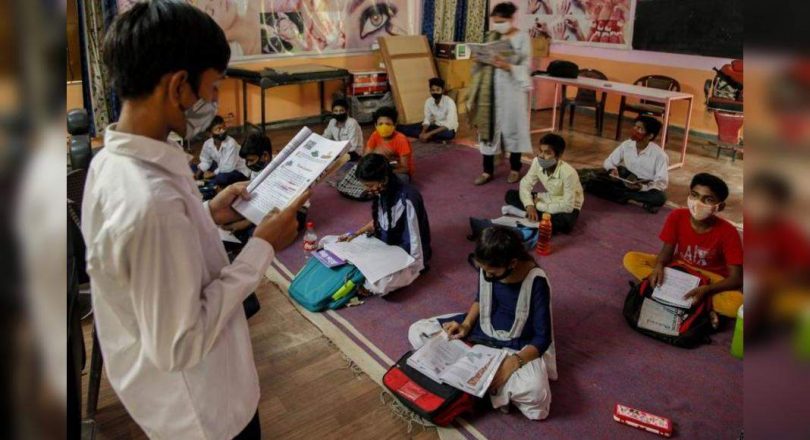 Schools reopen for grade 6 to 8, a half presence in government institutions
