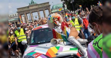 Thousands of marches and dancing for LGBTQ rights in Berlin Parade