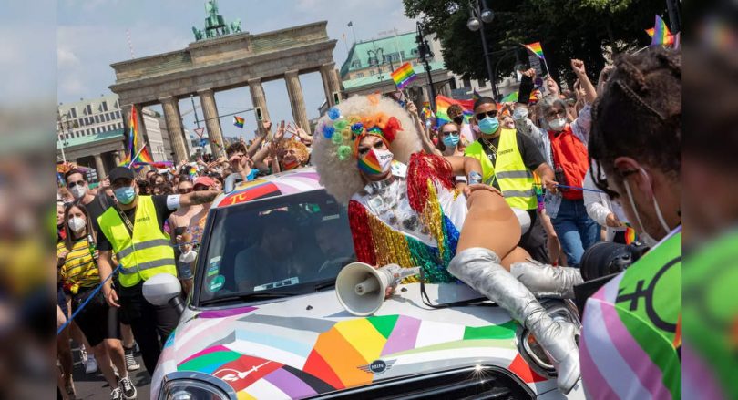 Thousands of marches and dancing for LGBTQ rights in Berlin Parade