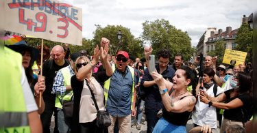 The protesters against Covid-19 restrictions collided with police in Paris: BFM television