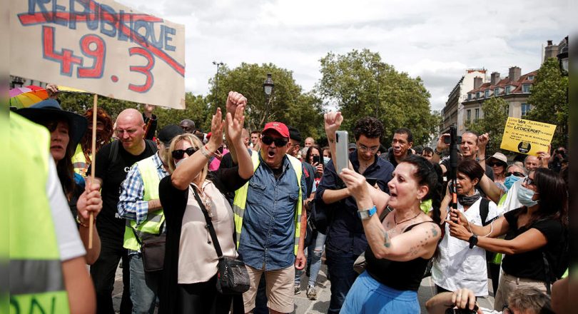 The protesters against Covid-19 restrictions collided with police in Paris: BFM television