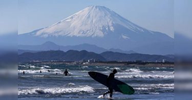 'Pure': Japanese pedestrian back to Mount Fuji