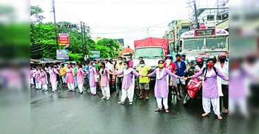The WB Board meets the principal in the middle of protest over the HS sign