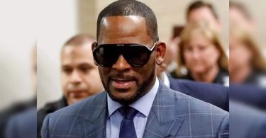 Accuser testifies R. Kelly abuses it sexually