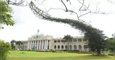 University of Mysore pulls around at night 6pm
