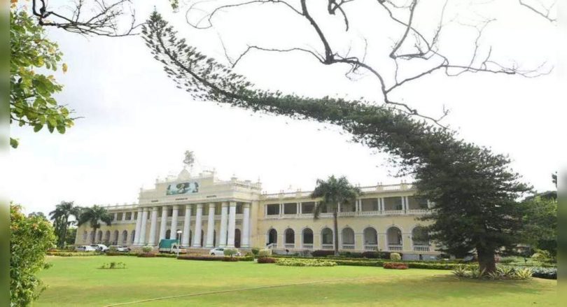 University of Mysore pulls around at night 6pm