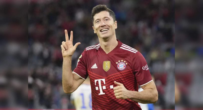 Lewandowski hit a hat-trick to pass 300 goals for Bayern