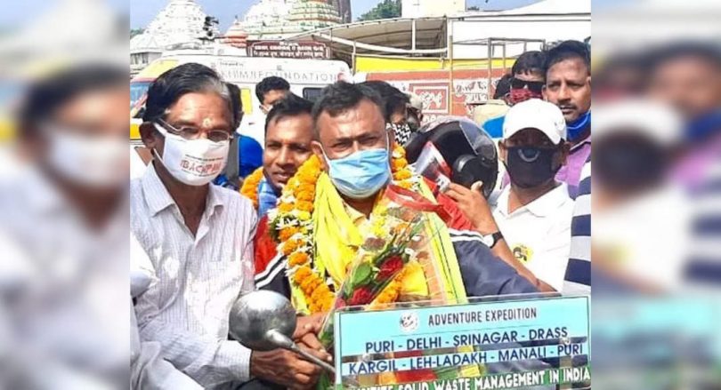 Two Puri Residents on Bicycle Expeditions To Increase Awareness About Waste Management