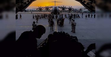 Afghanistan kills outside the airport is looking for new life abroad