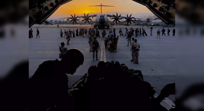 Afghanistan kills outside the airport is looking for new life abroad