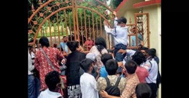 Kiosk visva-bharati entered in the middle stir