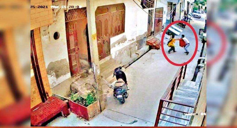 Delhi: Women Started Near Bank, Loss Rs 50,000