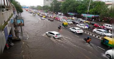 Rain causes waterlogging in Delhi, the traffic movement is affected