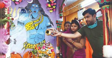 Separate the entry & exit points for the crowd at Prayagraj Temple in both 'Somvaar'