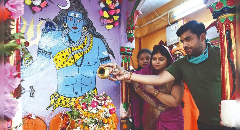 Separate the entry & exit points for the crowd at Prayagraj Temple in both 'Somvaar'