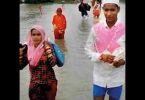 The groom took off clothes, barn through flood water in the Kanpur Farrukhabad district