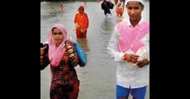 The groom took off clothes, barn through flood water in the Kanpur Farrukhabad district