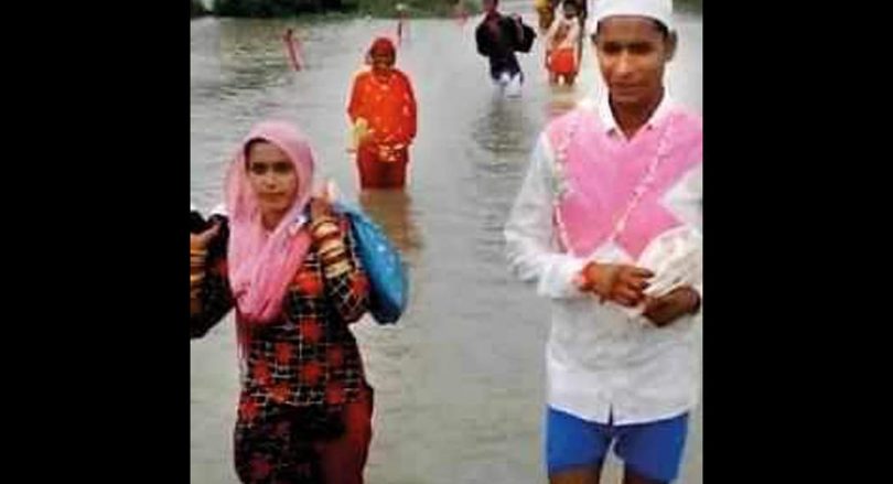 The groom took off clothes, barn through flood water in the Kanpur Farrukhabad district