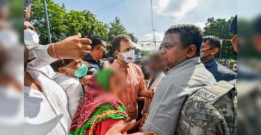 Rahul met the family of the little girl who was raped, was killed in Delhi