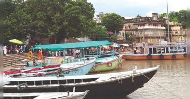 Because Ganga got up, the Varanasi Administration suspended all ship operations