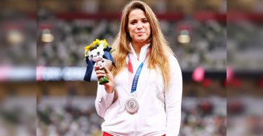 Oly silver medal auction for funding baby surgery