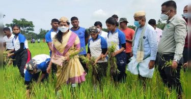 Watch: Union Min Karandlaje Joins Farmers