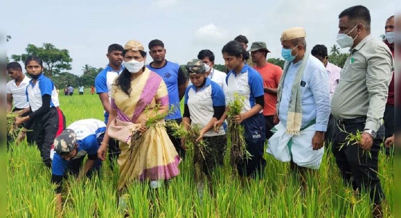 Watch: Union Min Karandlaje Joins Farmers