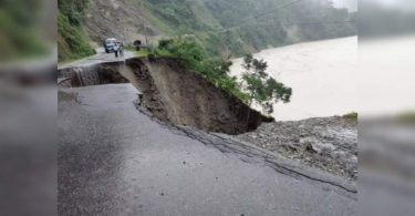 Longslide cuts Sikkim from Bengal