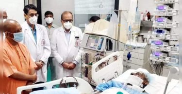 Yogi Visits the former Ailing CM CM Kalyan Singh at the LKO Hospital