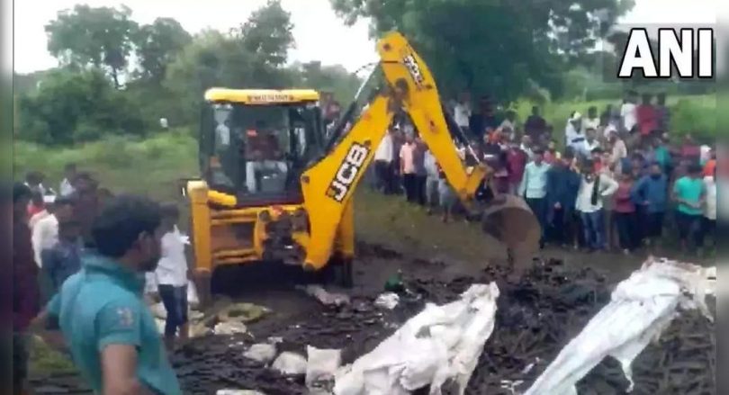 12 workers were killed when the vehicle was upside down in Maha