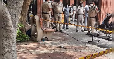 Delhi: The man who tries to burn outside SC give up