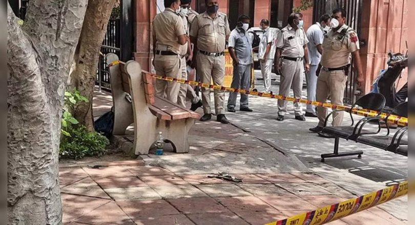 Delhi: The man who tries to burn outside SC give up