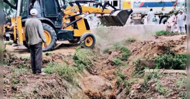 There is no water for irrigation, farmers from 3 Bathinda villages fill the canal with sand