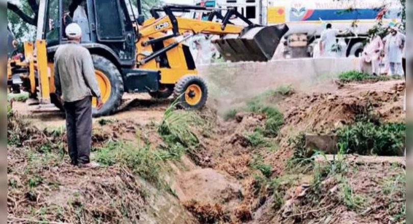 There is no water for irrigation, farmers from 3 Bathinda villages fill the canal with sand