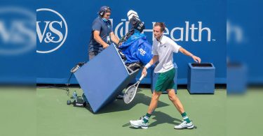 'I almost destroyed my hand': Danil Medvedev collided with the camera in the loss of shock