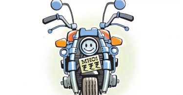 Biker uses a fake number plate to avoid Challans in Mumbai