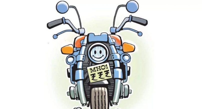 Biker uses a fake number plate to avoid Challans in Mumbai