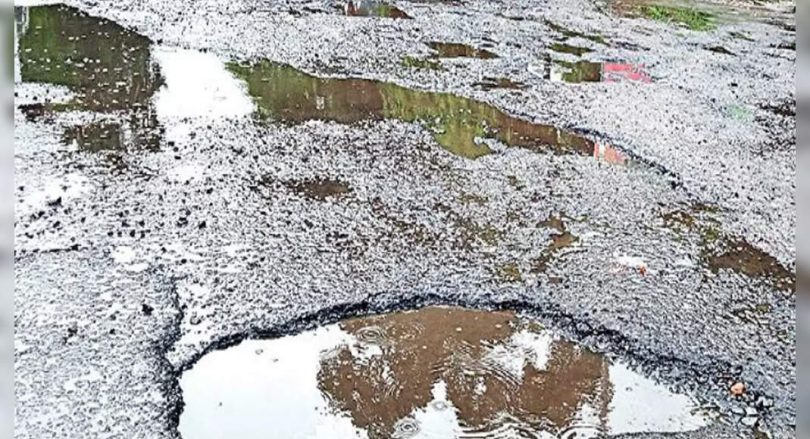 Kolkata: Salt Lake Road Cave-in poses a threat to the driver